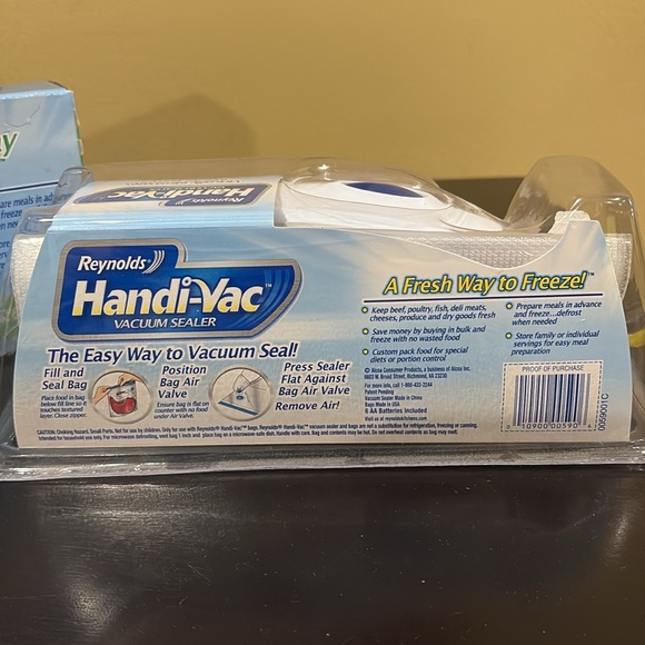 Reynolds Handi Vac Vacuum Sealer Starter Kit Gallon Quart size Freezer Bags NIP - Picture 2 of 3
